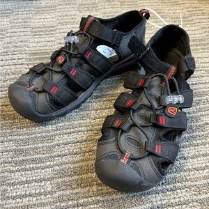 Men’s Keen leather, closed toe sandal in black/fiery red.